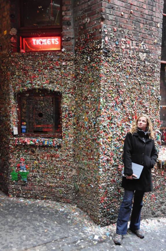 O famoso teatro da parede de chicletes, em Seattle, no estado de Washington, nos Estados Unidos